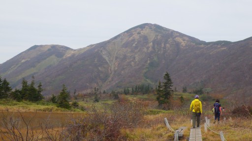 正面に写るのが火打山。