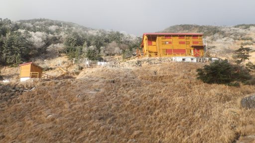 茶臼小屋。これ以上は雪景色。
